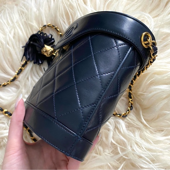 Vintage Chanel 80s 90s Navy Blue Lambskin Flap Bucket Shoulder Bag - Picture 5 of 16